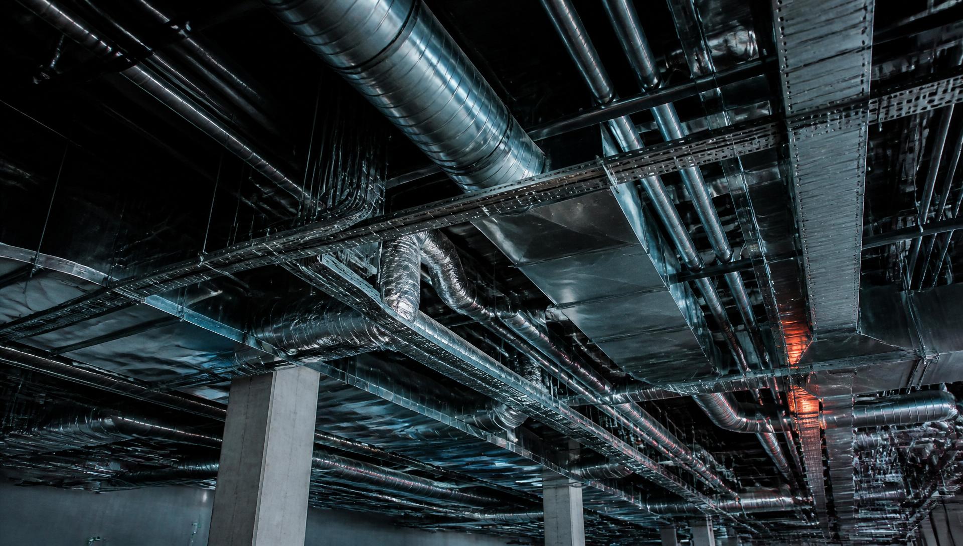 Werktuigbouwkundige installaties in het plafond van een utiliteitsgebouw
